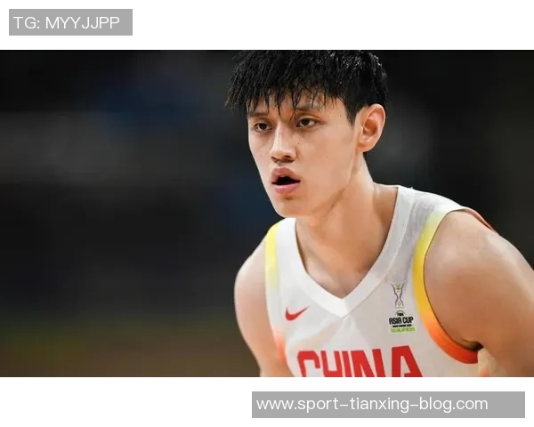 曾凡博突破遭遇压力险些失误及时回传队友化解危机